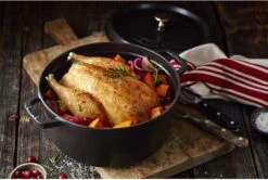 Staub Braadpan / Cocotte - Zwart - ø 26 Cm / 5.2 Liter 9 Staub Braadpan / Cocotte - Zwart - ø 26 Cm / 5.2 Liter -Beste Keukengerei 000017453