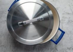 Saveur Selects Hapjespan Voyage - Classic Blue - ø 25 Cm / 3.3 Liter - Geëmailleerde Anti-aanbaklaag 11 Saveur Selects Hapjespan Voyage - Classic Blue - ø 25 Cm / 3.3 Liter - Geëmailleerde Anti-aanbaklaag -Beste Keukengerei 1 3 11 scaled 1