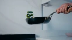 Saveur Selects Pannenset - Carbon Steel (Wokpan ø 35 Cm + Koekenpan ø 30 Cm) - Inductie En Alle Andere Warmtebronnen 16 Saveur Selects Pannenset - Carbon Steel (Wokpan ø 35 Cm + Koekenpan ø 30 Cm) - Inductie En Alle Andere Warmtebronnen -Beste Keukengerei 1200x675 4