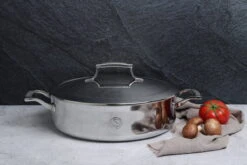 Saveur Selects Hapjespan Met Deksel Voyage - RVS - ø 30 Cm - Hoog - Zonder Anti-aanbaklaag -Beste Keukengerei 1200x800 1