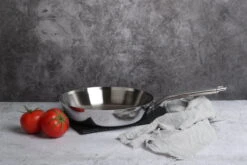 Saveur Selects Koekenpan Voyage - Tri-Ply RVS - ø 25 Cm - Zonder Anti-aanbaklaag -Beste Keukengerei 1200x800 3 1