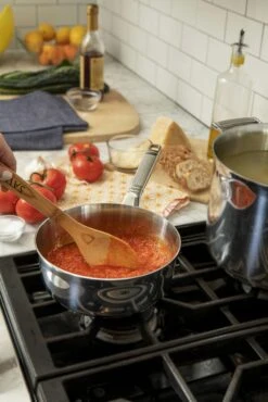 Saveur Selects Pannenset Voyage - TriPly RVS - 6 Delige Set 7 Saveur Selects Pannenset Voyage - TriPly RVS - 6 Delige Set -Beste Keukengerei 2QT Chefs pan Lifestyle 1 scaled 1