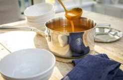 Saveur Selects Steelpan - TriPly RVS - ø 20 Cm / 2.8 Liter - Standaard Anti-aanbaklaag -Beste Keukengerei 3QT Saucepan Lifestyle 1 scaled 1