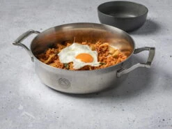 Saveur Selects Pannenset Voyage - TriPly RVS - 6 Delige Set 9 Saveur Selects Pannenset Voyage - TriPly RVS - 6 Delige Set -Beste Keukengerei 3QT Sauteuse Lifestyle 4 scaled 1