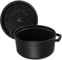 Staub Braadpan / Cocotte - Zwart - ø 26 Cm / 5.2 Liter 10 Staub Braadpan / Cocotte - Zwart - ø 26 Cm / 5.2 Liter -Beste Keukengerei 40500 241 0 6 4