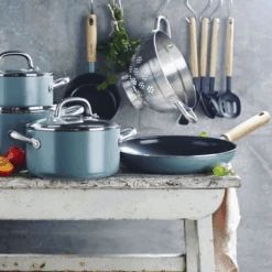 Greenpan Pannenset Met Keukenhulpjes Mayflower - 5 Delige Set -Beste Keukengerei 5ec8f60828ca3885f9e92f1cf4095961623eef26 ceramic set 10 pc mayflower 001 a