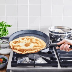 GreenPan Pannenkoekenpan Essentials - Zwart - ø 28 Cm - Keramische Anti-aanbaklaag -Beste Keukengerei 667b28b228ec1bc1005fc3d1a08875dcfcdbfa72 GP ESS BA Bd Pancakepan Large NS Lifestyle a