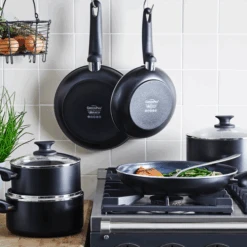 GreenPan Hapjespan Met Deksel - Cambridge - Infinity Black - ø 24 Cm / 3.1 Liter - Keramische Anti-aanbaklaag -Beste Keukengerei 7b23e8eb285d1d6fbac8094cba95ce2d82df7107 GP CAM BA Bd KitchenSetting Lifestyle a5B15D