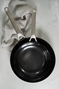 Saveur Selects Pannenset - Carbon Steel (Wokpan ø 35 Cm + Koekenpan ø 30 Cm) - Inductie En Alle Andere Warmtebronnen 19 Saveur Selects Pannenset - Carbon Steel (Wokpan ø 35 Cm + Koekenpan ø 30 Cm) - Inductie En Alle Andere Warmtebronnen -Beste Keukengerei 800x1200 1