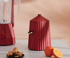 Alessi Citruspers Plissé - Elektrisch - Rood - Michele De Lucchi - MDL07 R -Beste Keukengerei Alessi Citruspers sfeer1
