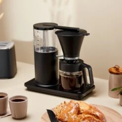 Wilfa Filter-koffiezetapparaat Classic Tall Matt Black - 1.25 Liter - WI602266 -Beste Keukengerei Coffee Brewer Classic Tall CM2B A125 Environment Hor 6396f8e3271f13.82710871