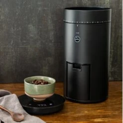 Wilfa Koffiemolen / Bonenmaler - Met Weegschaal - Uniform Black 14 Wilfa Koffiemolen / Bonenmaler - Met Weegschaal - Uniform Black -Beste Keukengerei Coffee Grinder Uniform WSFBS 100B Scale Environment Sqr 638da56e056e61.66001273