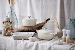 Le Creuset Braadpan Signature - Meringue - ø 26 Cm / 5.3 Liter -Beste Keukengerei RS9584 New Meringue Range Shot f2.8 RETOUCHED lpr