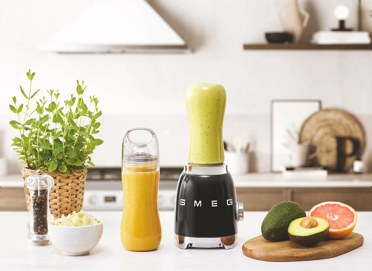 SMEG Smoothie Blender - Compact - Zwart - 600 Ml - PBF01BLEU 4 SMEG Smoothie Blender - Compact - Zwart - 600 Ml - PBF01BLEU - Afbeelding 2