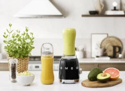 SMEG Smoothie Blender - Compact - Zwart - 600 Ml - PBF01BLEU 12 SMEG Smoothie Blender - Compact - Zwart - 600 Ml - PBF01BLEU -Beste Keukengerei WEB PBF01BLEU L03.jpg