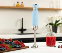 Westinghouse Staafmixer Retro Collections - 600 W - Blauw - WKHBS270BU -Beste Keukengerei WKHB270BU Hand Blender Lifestyle scaled 1