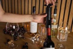 Sareva Wijnopener Set (met Wijnstopper. Foliesnijder & Schenktuit) 11 Sareva Wijnopener Set (met Wijnstopper. Foliesnijder & Schenktuit) -Beste Keukengerei Wijnopener 04