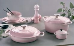 Le Creuset Braadpan Signature - Campagnard - Shell Pink - ø 26 Cm / 2.2 Liter -Beste Keukengerei le creuset shell pink sfeerbeeld