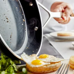 Demeyere Koekenpannen Alu Pro 5 - Ceraforce - ø 24 + 28 Cm - Keramische Anti-aanbaklaag -Beste Keukengerei pdp masonry content demeyere alu pro cera 5 pan ceraforce 750x750