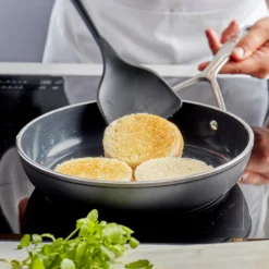 Demeyere Koekenpannen Alu Pro 5 - Ceraforce - ø 24 + 28 Cm - Keramische Anti-aanbaklaag -Beste Keukengerei pdp masonry content demeyere alu pro cera 5 pan soft utensils 750x750