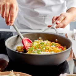 Demeyere Hapjespan Alu Pro 5 - Duraslide Titanium - ø 28 Cm / 3 Liter - Standaard Anti-aanbaklaag -Beste Keukengerei pdp masonry content demeyere alu pro high 5 pan heats up quickly 750x750 1