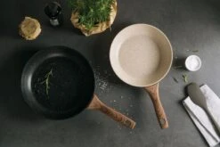 Sambonet Wokpan Rock 'n' Rose - Creme - ø 28 Cm - Standaard Anti-aanbaklaag -Beste Keukengerei sambonet pannen rock n rose sfeer2 2