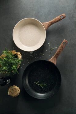 Sambonet Wokpan Rock 'n' Rose - Creme - ø 28 Cm - Standaard Anti-aanbaklaag -Beste Keukengerei sambonet pannen rock n rose sfeer3 1