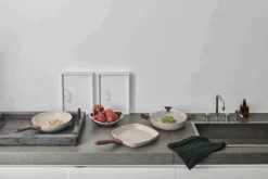 Sambonet Grillpan Rock 'n' Rose - Creme - 28 X 28 Cm - Standaard Anti-aanbaklaag 9 Sambonet Grillpan Rock 'n' Rose - Creme - 28 X 28 Cm - Standaard Anti-aanbaklaag -Beste Keukengerei sambonet rock n rose sfeer4 1