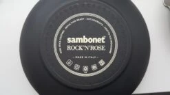 Sambonet Grillpan Rock 'n' Rose - Creme - 28 X 28 Cm - Standaard Anti-aanbaklaag 11 Sambonet Grillpan Rock 'n' Rose - Creme - 28 X 28 Cm - Standaard Anti-aanbaklaag -Beste Keukengerei sambonet rock n rose achterkant 1
