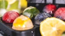 Sareva IJsblokjesvorm - 6 Ronde Ijsbollen - Siliconen - Easy Release - Herbruikbaar 12 Sareva IJsblokjesvorm - 6 Ronde Ijsbollen - Siliconen - Easy Release - Herbruikbaar -Beste Keukengerei sereva ijs sfeer 24