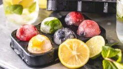 Sareva IJsblokjesvorm - 6 Ronde Ijsbollen - Siliconen - Easy Release - Herbruikbaar 11 Sareva IJsblokjesvorm - 6 Ronde Ijsbollen - Siliconen - Easy Release - Herbruikbaar -Beste Keukengerei sereva ijs sfeer 27