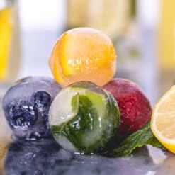 Sareva IJsblokjesvorm - 6 Ronde Ijsbollen - Siliconen - Easy Release - Herbruikbaar 10 Sareva IJsblokjesvorm - 6 Ronde Ijsbollen - Siliconen - Easy Release - Herbruikbaar -Beste Keukengerei sereva ijs sfeer 37